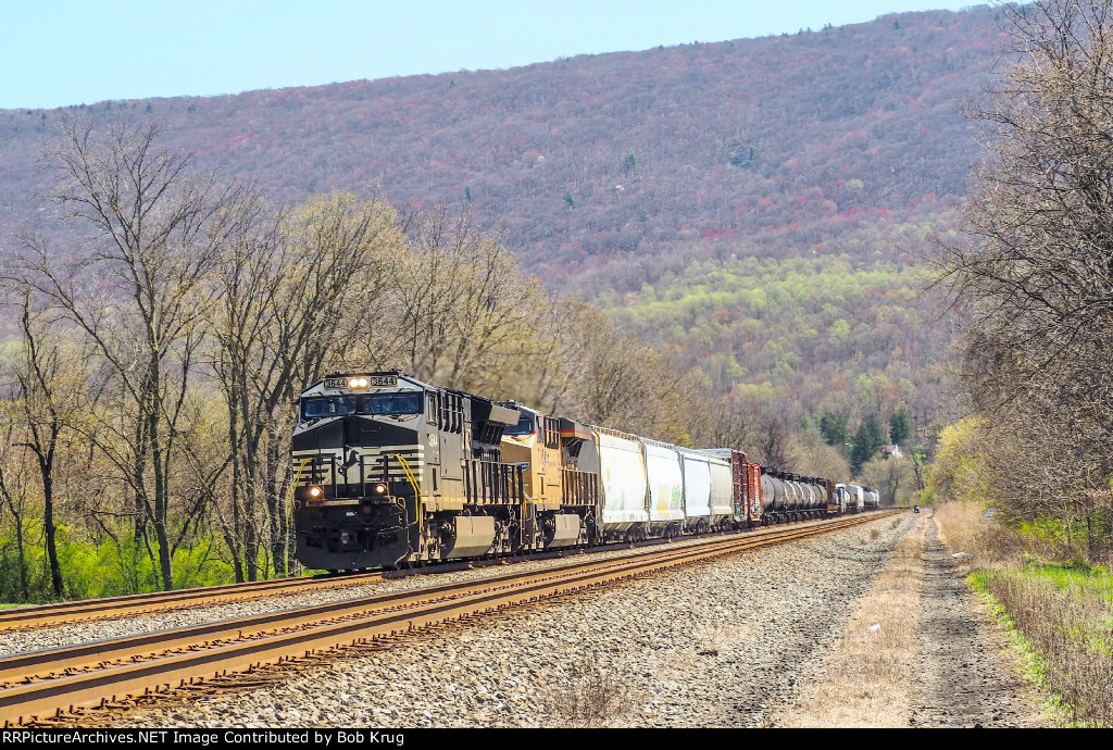 NS 3644 leads westbound manifest freight